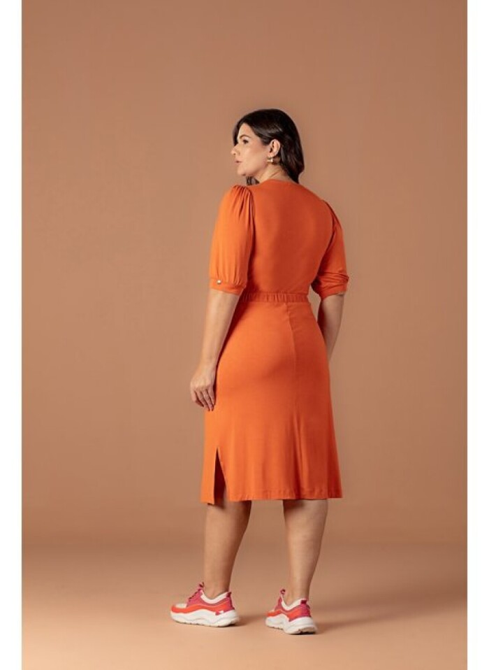 Vestido plus size de viscolycra com fendas laterais