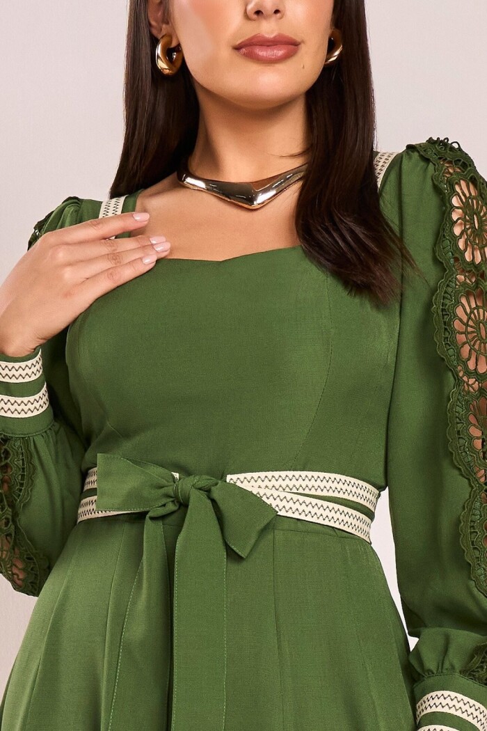 Vestido Verde Alfaiataria Detalhes Em Guipir Godê Midi