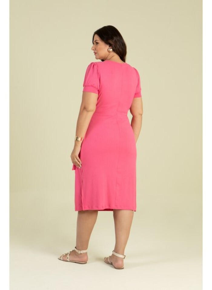 Vestido plus size midi de malha tricô com amarração